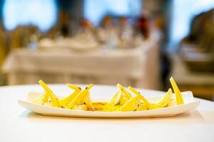 avvicinamento di un' deliziosamente plated pasto. un' vicino su di un' piatto di cibo su un' tavolo foto