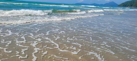 Immagine di mare onde su il nord costa di brasile nel ubatuba itamambuca spiaggia foto