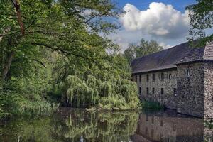 medievale storico acqua castello chiamato haus scolpito o Wasserburg,langenfeld-wiescheid,Renania,Germania foto