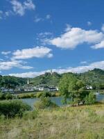 vino villaggio di kobern-gondorf a mosel fiume, mosella valle, germania foto