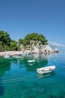 costiero paesaggio nel mare ricorrere di brela a makarska riviera,adriatico mare,dalmazia regione, croazia foto