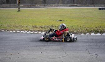 un' persona equitazione un' Go kart foto