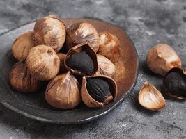 anziano nero aglio, salutare cibo mangiare con alto antiossidanti. foto