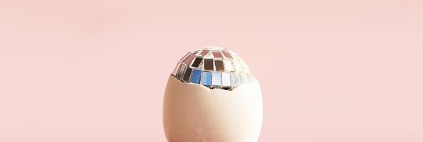 uno Pasqua uovo su rosa. foto
