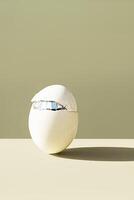 Cracked Pasqua uovo. minimalista creativo ancora vita. foto