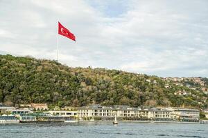 trukish bandiera nel ortakoy quartiere Visualizza a partire dal Istanbul bosphorus crociera foto