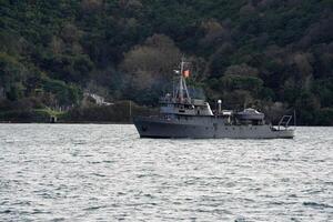 Turco Marina Militare nave nave andare in barca passato Istanbul porto e in movimento per marmara mare e nero mare foto