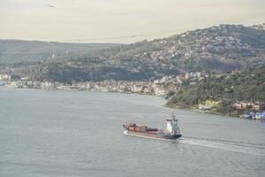 aereo Visualizza a partire dal fortezza rovine di Yoros castello, Yoros kalesi, o genovese castello, un antico bizantino castello a il confluenza di bosphorus e nero mare nel anadolù Kavagi, Istanbul, tacchino foto