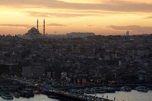 Istanbul aereo paesaggio urbano a tramonto a partire dal galata Torre suleymaniye moschea foto