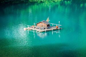 bellissima vista lago di montagna. steg, malbun nel lichtenstein, europa foto