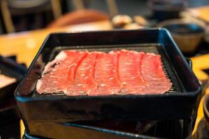 affettato rosso carne Manzo per Sukiyaki foto