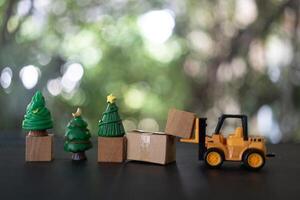 giocattolo camion con di legno blocchi mossa per decorazione nel Natale giorno foto