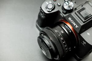 bangkok, Tailandia - febbraio 3, 2024 sony alfa a7 iv pieno telaio ibrido mil mirrorless telecamera. il migliore mirrorless telecamera foto