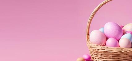 ai generato orizzontale striscione, Pasqua, dipinto multicolore uova nel un' cestino, uccelli nido, di vimini cestino su un' rosa sfondo, posto per testo foto