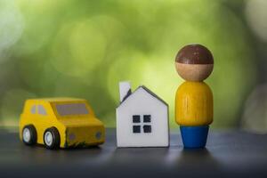 umano figura, casa e un' auto modello. attività commerciale concetto, vendere e acquistare macchina, casa foto