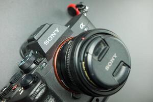 bangkok, Tailandia - gennaio 15, 2024 sony alfa a7 iv pieno telaio ibrido mil mirrorless telecamera. il migliore mirrorless telecamera foto