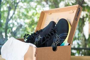 bangkok, Tailandia - gennaio 24, 2024 nuovo scarpe con asic in esecuzione scarpe gel nimbo 25 largo. foto