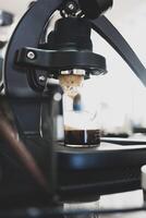 fabbricazione caffè espresso tiro a partire dal caffè espresso macchina. foto