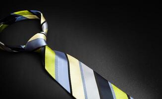 Uomini a strisce cravatta nel diverso colori isolato su nero sfondo. foto