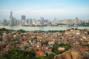 vista dell'area urbana, xiamen dal monte kong giam illuminato nell'isola di gulangyu foto