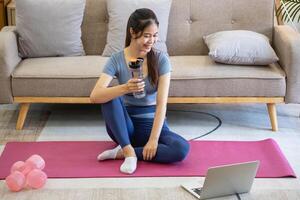 donne siamo allungamento, a casa, e fitness donne esercizio o fare yoga nel loro Camera da letto per Salute e benessere un' sano, calma femmina persona formazione o Lavorando su il Casa pavimento. foto