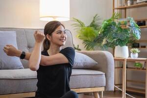 donne siamo allungamento, a casa, e fitness donne esercizio o fare yoga nel loro Camera da letto per Salute e benessere un' sano, calma femmina persona formazione o Lavorando su il Casa pavimento. foto