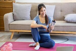 donne siamo allungamento, a casa, e fitness donne esercizio o fare yoga nel loro Camera da letto per Salute e benessere un' sano, calma femmina persona formazione o Lavorando su il Casa pavimento. foto