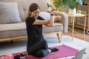 donne siamo allungamento, a casa, e fitness donne esercizio o fare yoga nel loro Camera da letto per Salute e benessere un' sano, calma femmina persona formazione o Lavorando su il Casa pavimento. foto