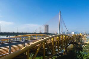 tran questo LY ponte e nguyen furgone troi a piedi ponte nel da nang, Vietnam foto