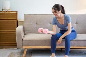 donne siamo allungamento, a casa, e fitness donne esercizio o fare yoga nel loro Camera da letto per Salute e benessere un' sano, calma femmina persona formazione o Lavorando su il Casa pavimento. foto