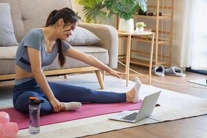 donne siamo allungamento, a casa, e fitness donne esercizio o fare yoga nel loro Camera da letto per Salute e benessere un' sano, calma femmina persona formazione o Lavorando su il Casa pavimento. foto