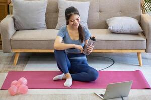 donne siamo allungamento, a casa, e fitness donne esercizio o fare yoga nel loro Camera da letto per Salute e benessere un' sano, calma femmina persona formazione o Lavorando su il Casa pavimento. foto