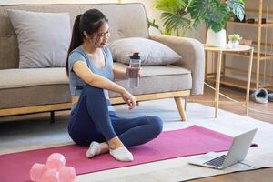 donne siamo allungamento, a casa, e fitness donne esercizio o fare yoga nel loro Camera da letto per Salute e benessere un' sano, calma femmina persona formazione o Lavorando su il Casa pavimento. foto