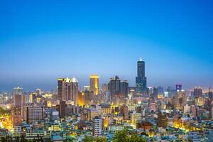 vista notturna della città di kaohsiung, taiwan foto