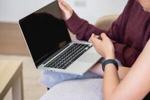 rilassato giovane asiatico donna godendo rilassamento su un' comodo divano a casa. il bellissimo ragazza con calma rilassa e respira fresco aria nel il Casa. orologio film e sociale reti. foto