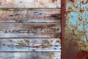 di legno parete con un' vecchio vuoto metallo arrugginito cartellone foto