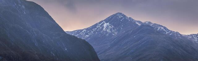 il bellissimo montagne nel il Scozzese altopiani. Glenfinnan, Scozia. foto