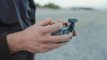 mano di un' uomo pilota il sport fpv fuco con a distanza controllore foto