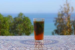 un' tazza di marocchino tè con un' Visualizza di il mare a partire dal nel Tangeri foto