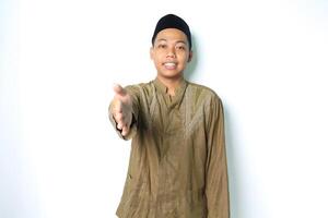contento asiatico musulmano uomo indossare koko Abiti offerta amichevole stretta di mano a telecamera isolato su bianca sfondo foto
