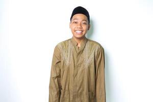 lieta asiatico musulmano uomo sorridente a telecamera indossare islamico Abiti isolato su bianca sfondo foto