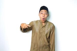 scioccato asiatico musulmano uomo puntamento per il centro isolato su bianca sfondo foto
