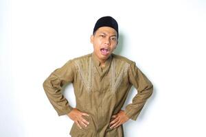 riflessivo asiatico musulmano uomo indossare koko Abiti confuso con mano su vita isolato su bianca sfondo foto