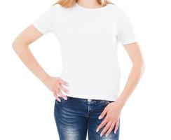 t-shirt bianca mock up isolata su bianco, donna in maglietta, ragazza in maglietta bianca foto