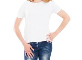 giovane donna magra con un bel corpo vestita con una maglietta bianca su sfondo bianco foto