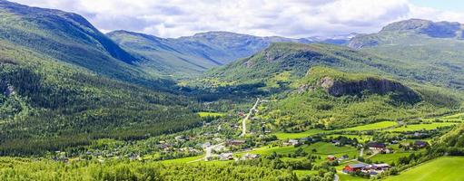 panorama norvegia, montagne orlate, fattorie rosse, prati verdi, viken. foto