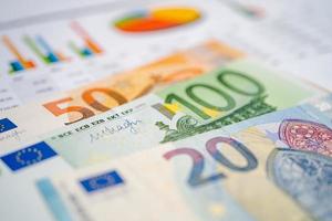 banconote in euro con grafico, conto bancario, economia dei dati di ricerca analitica degli investimenti, commercio, concetto di società di affari. foto