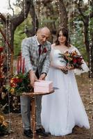 uomo e donna si sono fidanzati nella foresta autunnale foto