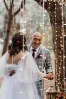 uomo e donna si sono fidanzati nella foresta autunnale foto