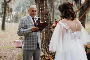 uomo e donna si sono fidanzati nella foresta autunnale foto